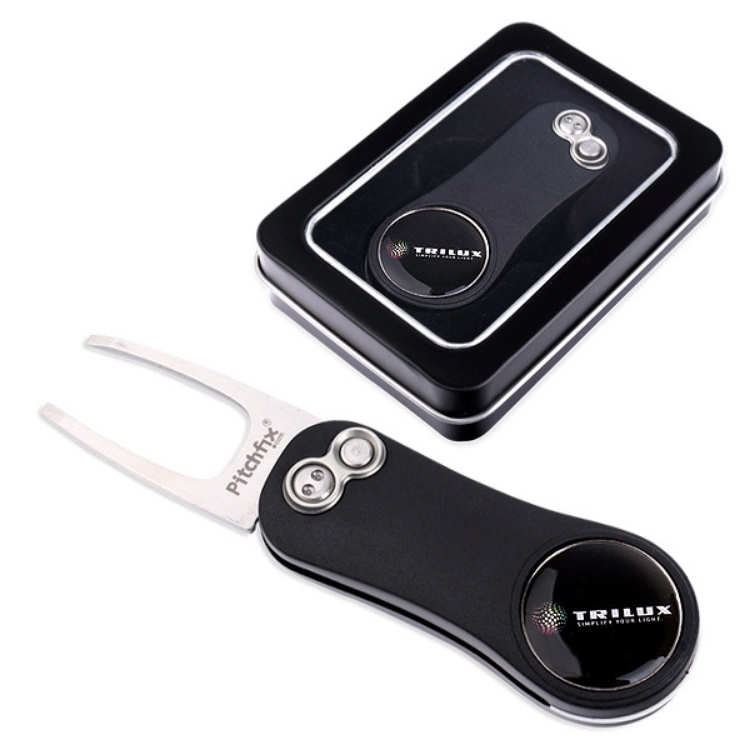 Schwarzer Griff mit Pitchgabel, Doming mit buntem Logo, schwarze Box als Verpackung mit Sichtfenster