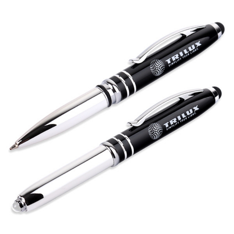 Zwei Kugelschreiber, einer mit Kappe die LED Licht enthält, Schaft am Clip schwarz, Rest Silber, weißes TRILUX Logo auf schwarzem Schaft, schwarzer Touchpen auf anderer Seite