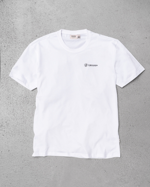 Weißes T-Shirt mit schwarzem TRILUX Logo auf linker Brust