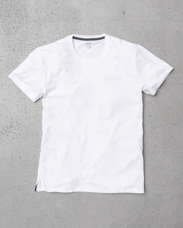 Weißes T-Shirt mit Rundhalsausschnitt mit weißem TRILUX Logo auf linker Brust