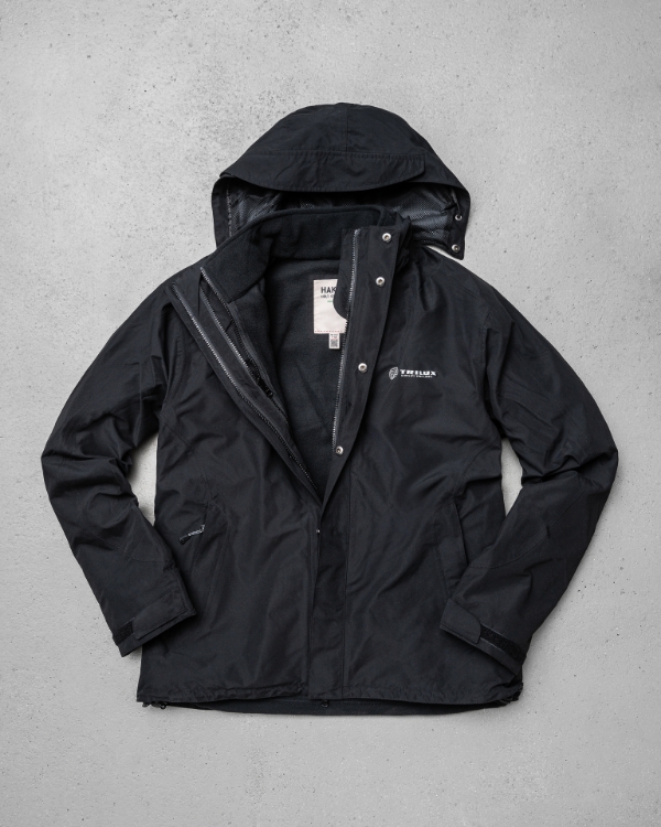 Schwarze Jacke mit Kapuze und weißes Logo auf der linken Brust