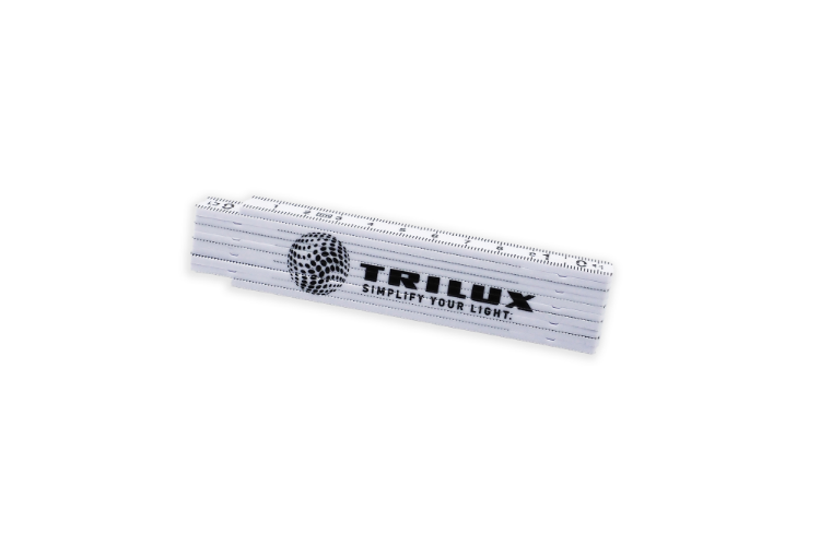 Holzgliedermaßstab, klein, weiß mit schwarzem TRILUX Logo mittig auf der Seite