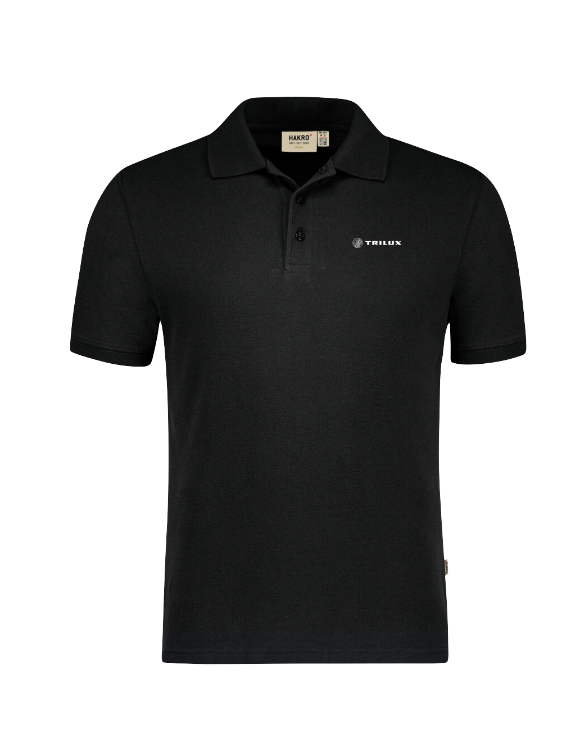 Schwarzes Poloshirt mit drei schwarzen Knöpfen, weißes TRILUX Logo auf linker Brust